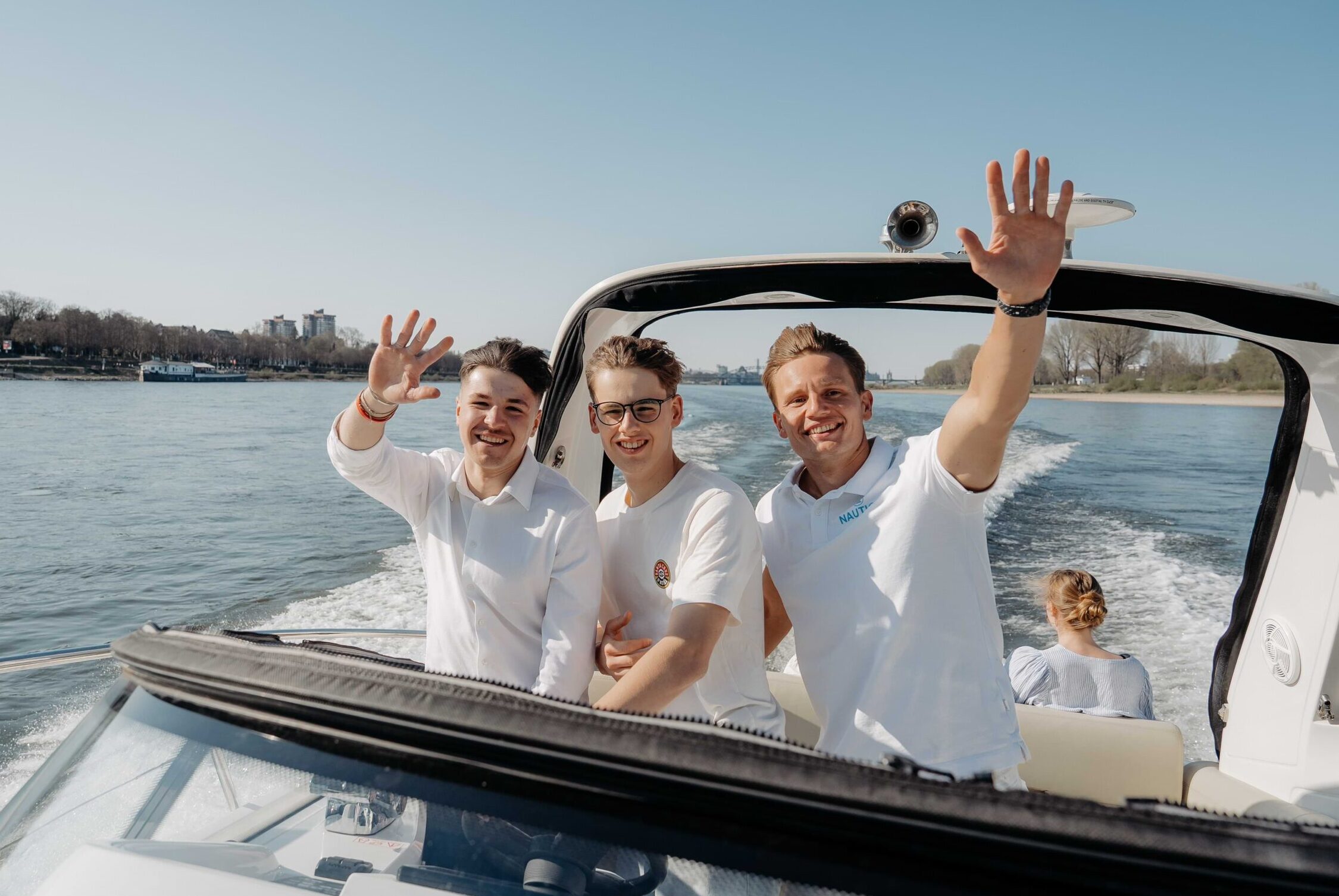 Gruppenfahrstunde auf einem NAUTIGO Boot
