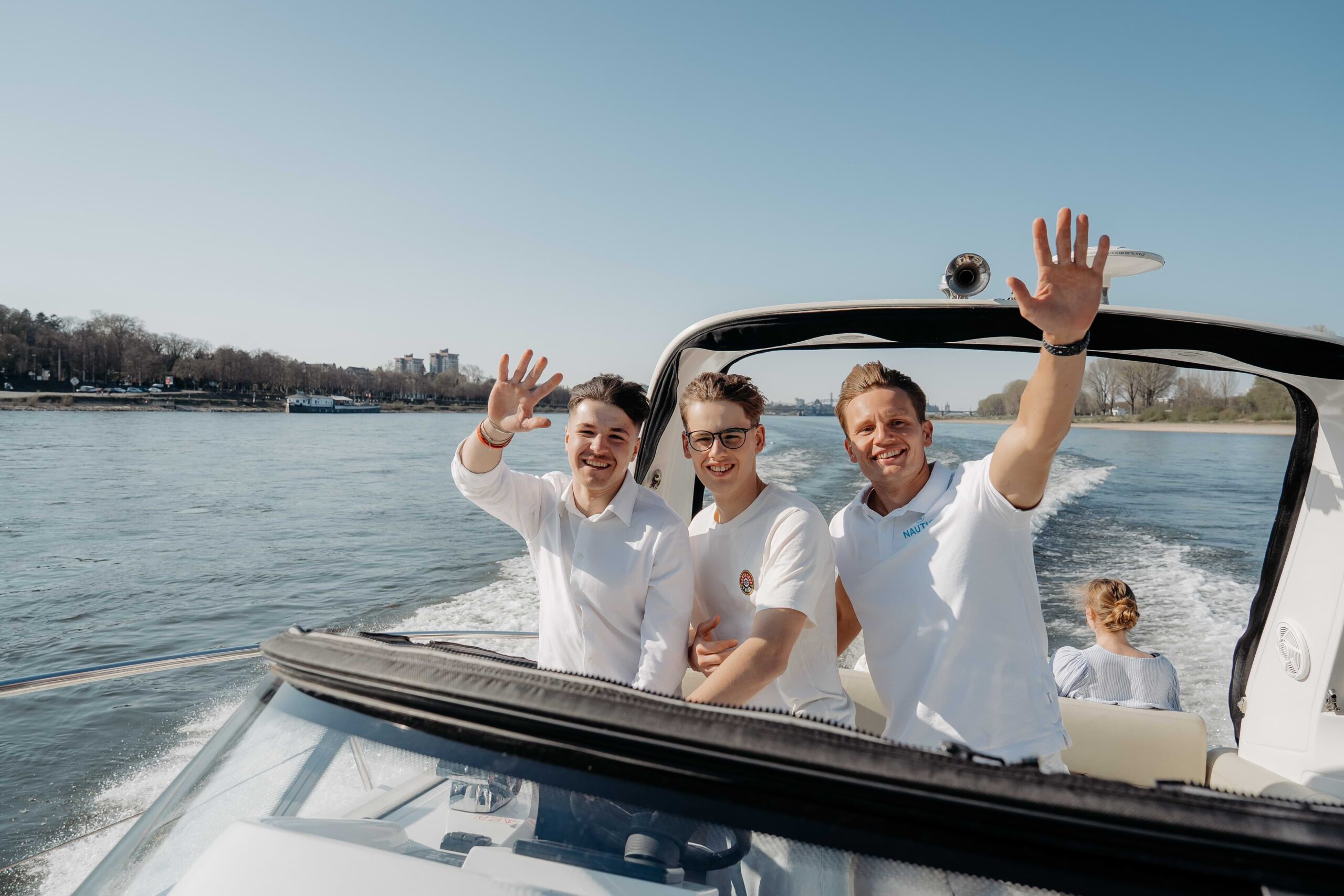 Gruppenfahrstunde auf einem NAUTIGO Boot