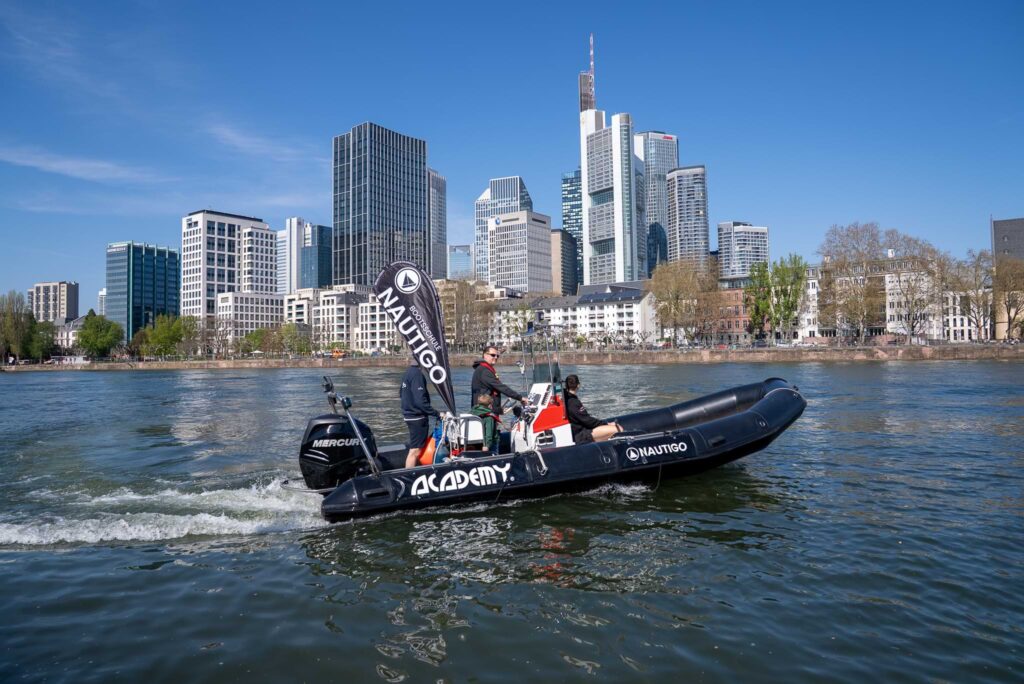 Nautigo-Ausbildungsboot auf dem Main vor der Frankfurter Skyline