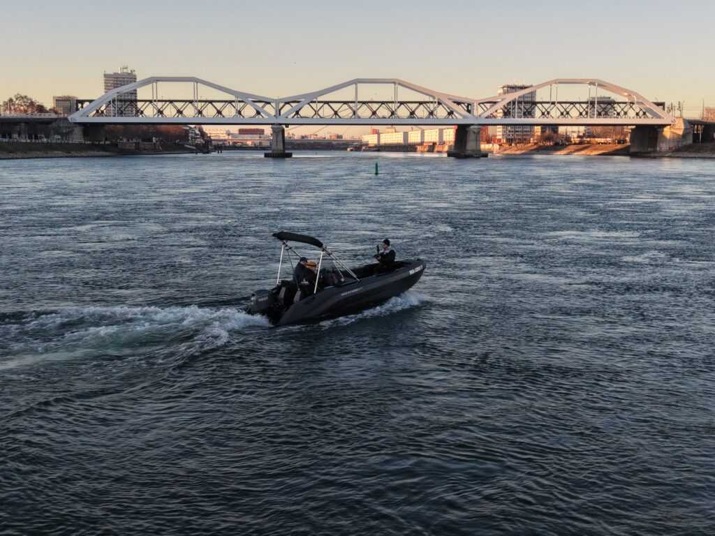Nautigo-Motorboot auf dem Rhein bei Mannheim, Drohnenaufnahme